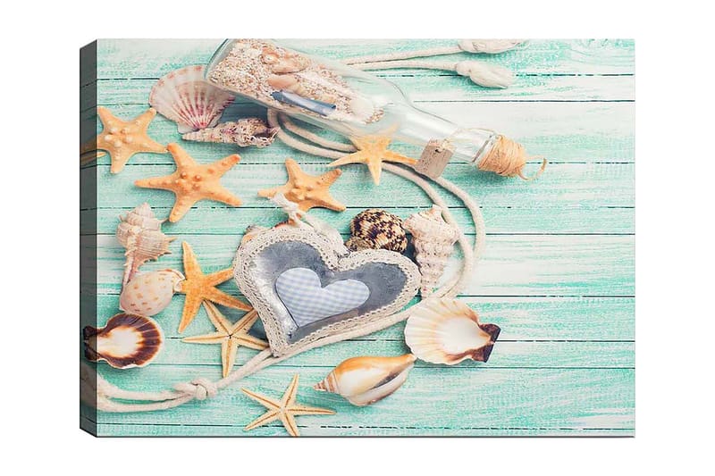 Lerretsbilde 70x100 cm - Samling av skjell og stjerner på en treflate med en flaske og en hjerteformet gjenstand i fokus, Lys blå / Beige / Oransje
