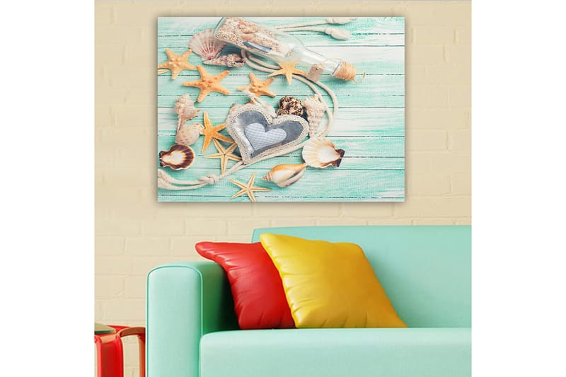 Lerretsbilde 70x100 cm - Samling av skjell og stjerner på en treflate med en flaske og en hjerteformet gjenstand i fokus - Lys blå / Beige / Oransje - Innredning - Bilder & kunst - Lerretsbilder