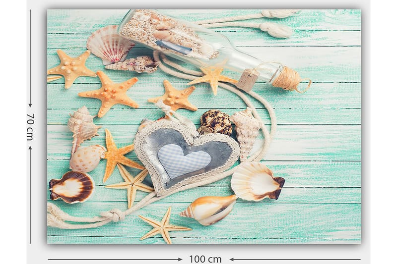 Lerretsbilde 70x100 cm - Samling av skjell og stjerner på en treflate med en flaske og en hjerteformet gjenstand i fokus - Lys blå / Beige / Oransje - Innredning - Bilder & kunst - Lerretsbilder