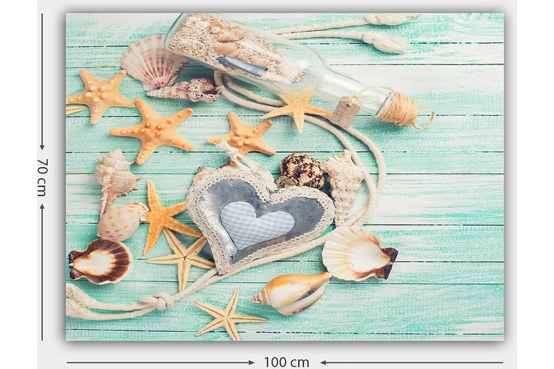 Lerretsbilde 70x100 cm - Samling av skjell og stjerner på en treflate med en flaske og en hjerteformet gjenstand i fokus - Lys blå / Beige / Oransje - Innredning - Bilder & kunst - Lerretsbilder