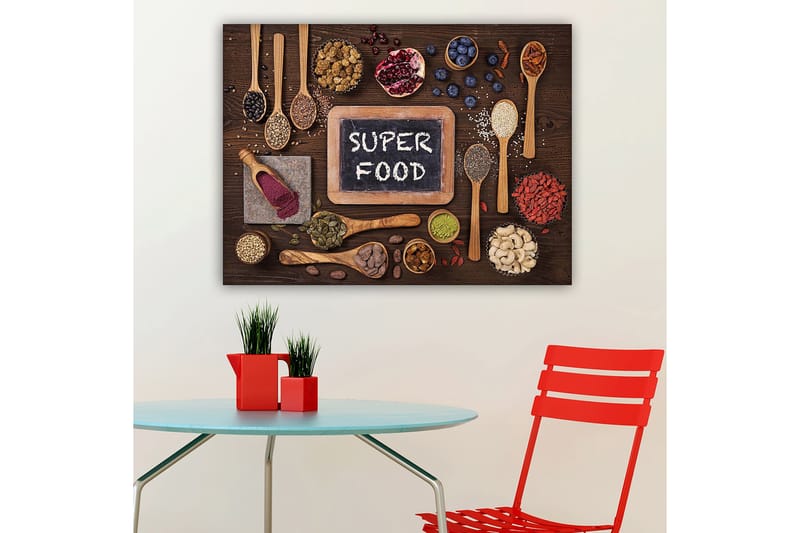 Lerretsbilde 70x100 cm - Samling av supermatvarer arrangert på en treoverflate med en brett som viser teksten SUPER FOOD - Rød / Grønn / Svart - Innredning - Bilder & kunst - Lerretsbilder