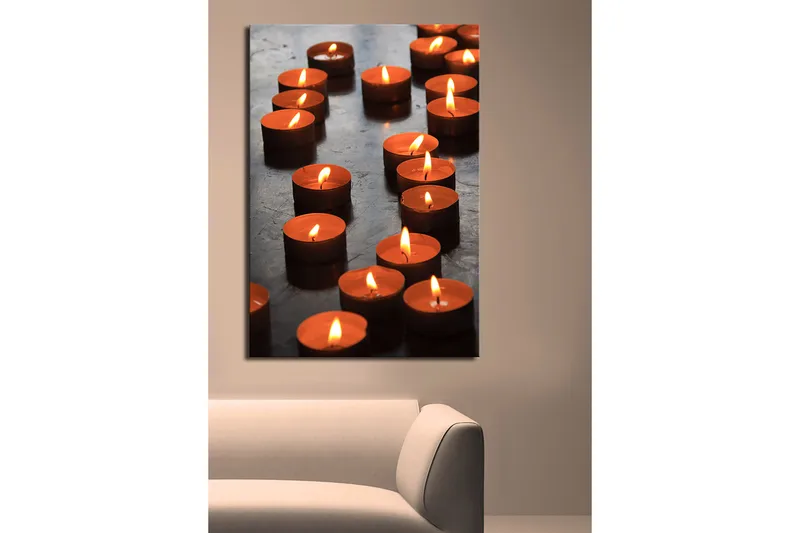 Lerretsbilde 70x100 cm - Samling av tente telys som skaper en varm og innbydende atmosfære - Oransje / Svart - Innredning - Bilder & kunst - Lerretsbilder