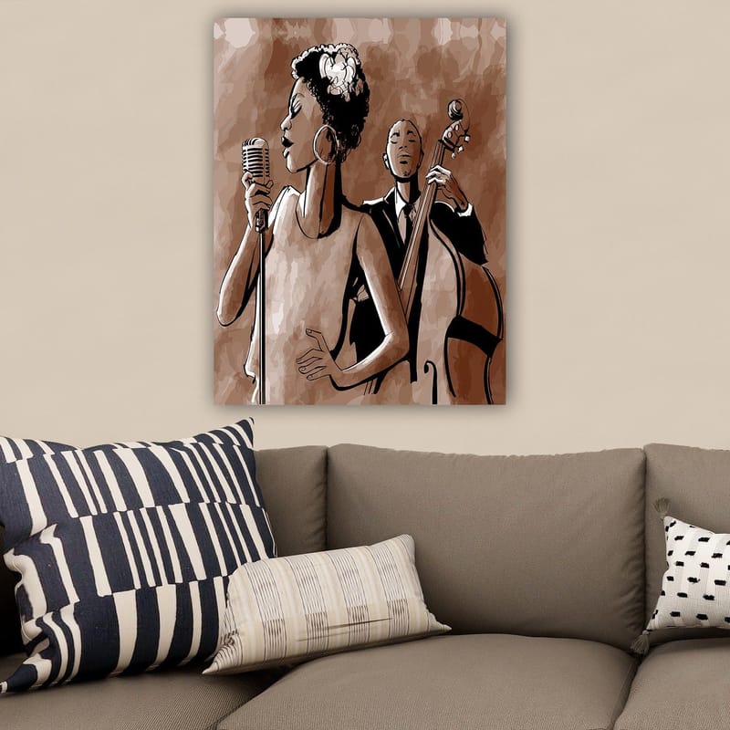 Lerretsbilde 70x100 cm - Sanger foran en mikrofon med en bassist i bakgrunnen - Mørk brun / Beige / Svart - Innredning - Bilder & kunst - Lerretsbilder