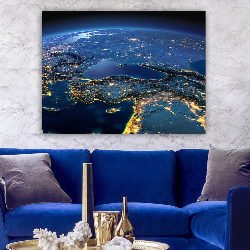 Lerretsbilde 70x100 cm - Satellittbilde som viser Europa og deler av Asia med nattlys og havoverflater - Mørk blå / Lys gul / Grå - Innredning - Bilder & kunst - Lerretsbilder