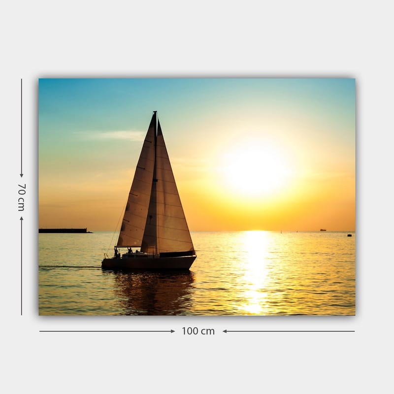 Lerretsbilde 70x100 cm - Seilbåt glir over en speilblank innsjø i solnedgangens gylne lys - Gull / Blå / Hvit - Innredning - Bilder & kunst - Lerretsbilder
