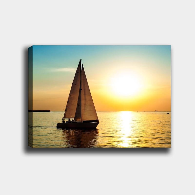 Lerretsbilde 70x100 cm - Seilbåt glir over en speilblank innsjø i solnedgangens gylne lys, Gull / Blå / Hvit