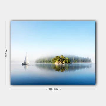 Lerretsbilde 70x100 cm - Seilbåt glir over en speilblank innsjø med en tåkete øy i bakgrunnen - Blå / Grønn / Hvit - Innredning - Bilder & kunst - Lerretsbilder