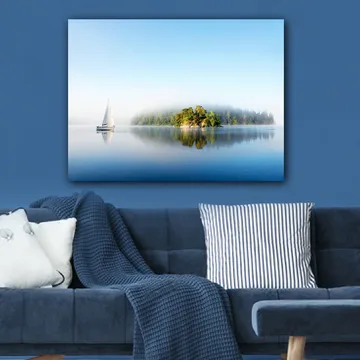 Lerretsbilde 70x100 cm - Seilbåt glir over en speilblank innsjø med en tåkete øy i bakgrunnen - Blå / Grønn / Hvit - Innredning - Bilder & kunst - Lerretsbilder