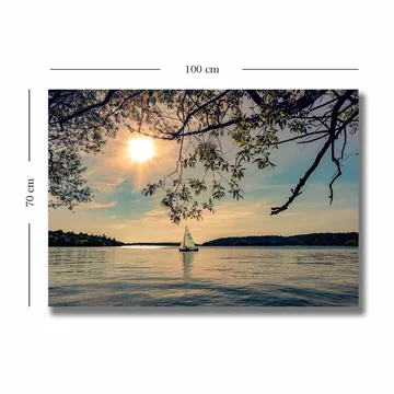 Lerretsbilde 70x100 cm - Seilbåt glir over en speilblank innsjø under en solrik himmel - Blå / Grønn / Gul - Innredning - Bilder & kunst - Lerretsbilder