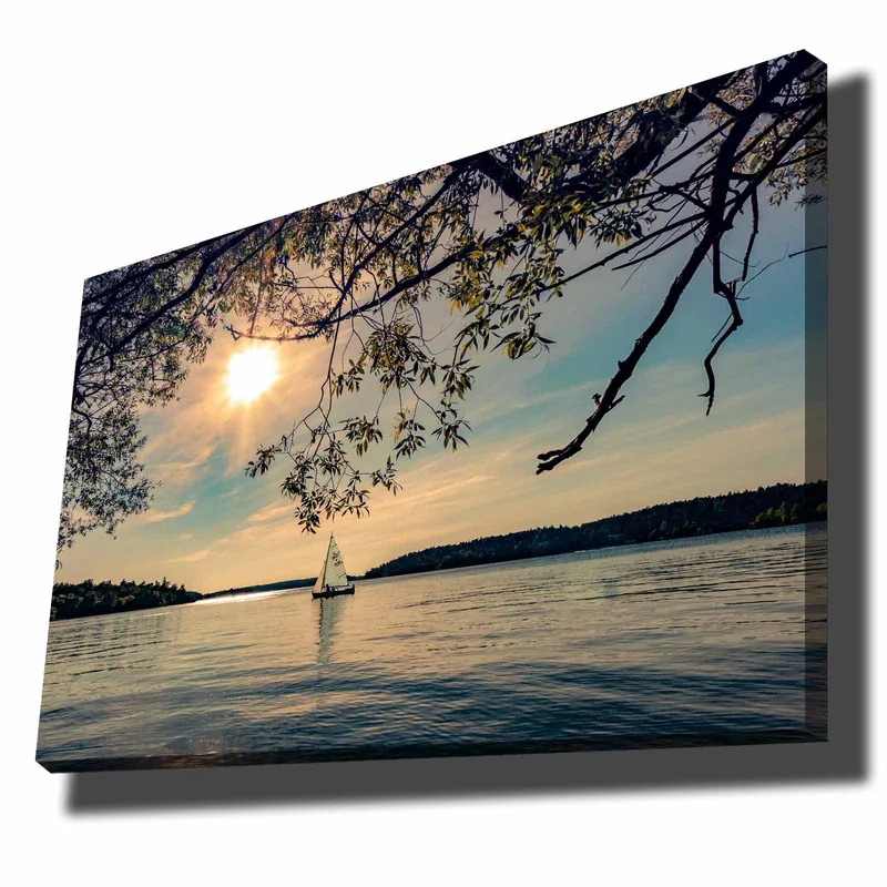 Lerretsbilde 70x100 cm - Seilbåt glir over en speilblank innsjø under en solrik himmel - Blå / Grønn / Gul - Innredning - Bilder & kunst - Lerretsbilder