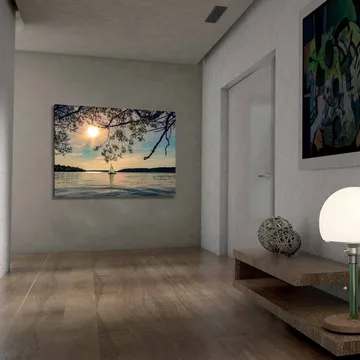 Lerretsbilde 70x100 cm - Seilbåt glir over en speilblank innsjø under en solrik himmel - Blå / Grønn / Gul - Innredning - Bilder & kunst - Lerretsbilder