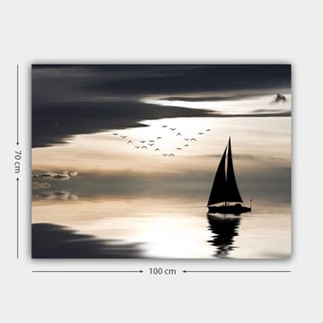 Lerretsbilde 70x100 cm - Seilbåt glir over en speilblank overflate under en dramatisk himmel med fugler som flyr forbi - Svart / Grå / Hvit - Innredning - Bilder & kunst - Lerretsbilder