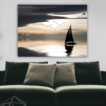 Lerretsbilde 70x100 cm - Seilbåt glir over en speilblank overflate under en dramatisk himmel med fugler som flyr forbi - Svart / Grå / Hvit - Innredning - Bilder & kunst - Lerretsbilder