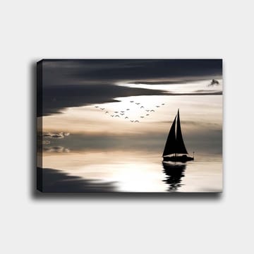 Lerretsbilde 70x100 cm - Seilbåt glir over en speilblank overflate under en dramatisk himmel med fugler som flyr forbi - Svart / Grå / Hvit - Innredning - Bilder & kunst - Lerretsbilder