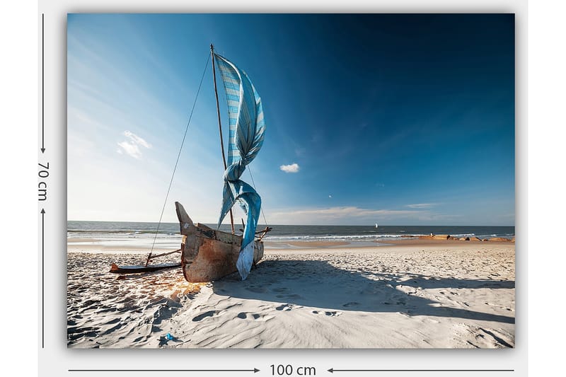 Lerretsbilde 70x100 cm - Seilbåt med blå seil på en strand - Blå / Beige / Brun - Innredning - Bilder & kunst - Lerretsbilder
