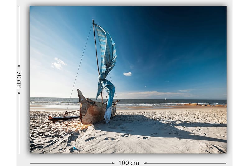 Lerretsbilde 70x100 cm - Seilbåt med blå seil på en strand - Blå / Beige / Brun - Innredning - Bilder & kunst - Lerretsbilder