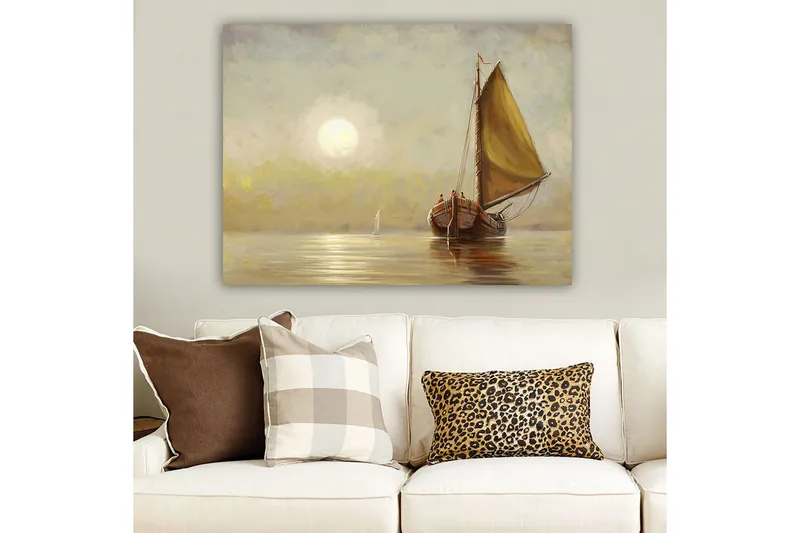 Lerretsbilde 70x100 cm - Seilbåt med brune detaljer og et stort gult seil i en rolig innsjø under en myk soloppgang - Gul / Brun / Beige - Innredning - Bilder & kunst - Lerretsbilder