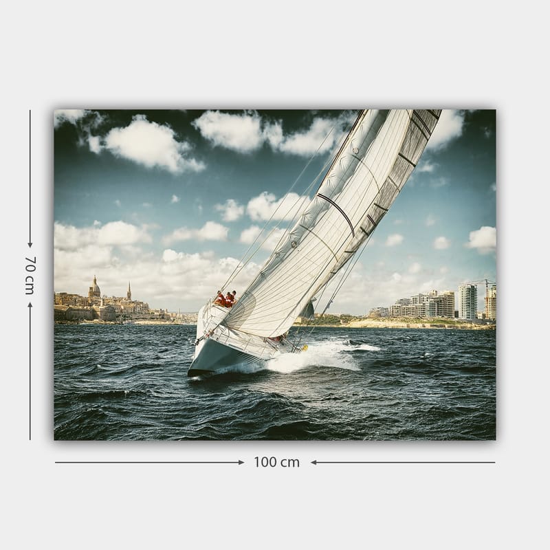 Lerretsbilde 70x100 cm - Seilbåt som navigerer gjennom bølgene under en klar himmel med skyer - Blå / Hvit / Grå - Innredning - Bilder & kunst - Lerretsbilder
