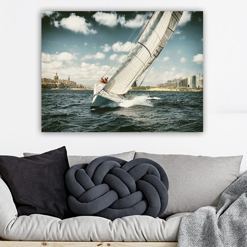 Lerretsbilde 70x100 cm - Seilbåt som navigerer gjennom bølgene under en klar himmel med skyer - Blå / Hvit / Grå - Innredning - Bilder & kunst - Lerretsbilder