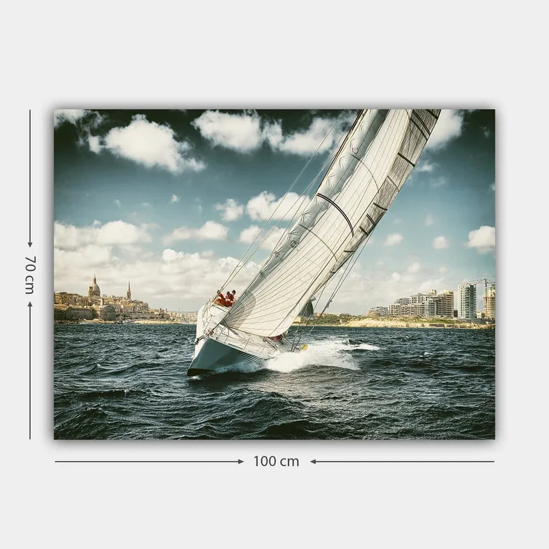 Lerretsbilde 70x100 cm - Seilbåt som navigerer gjennom bølgene under en klar himmel med skyer - Blå / Hvit / Grå - Innredning - Bilder & kunst - Lerretsbilder