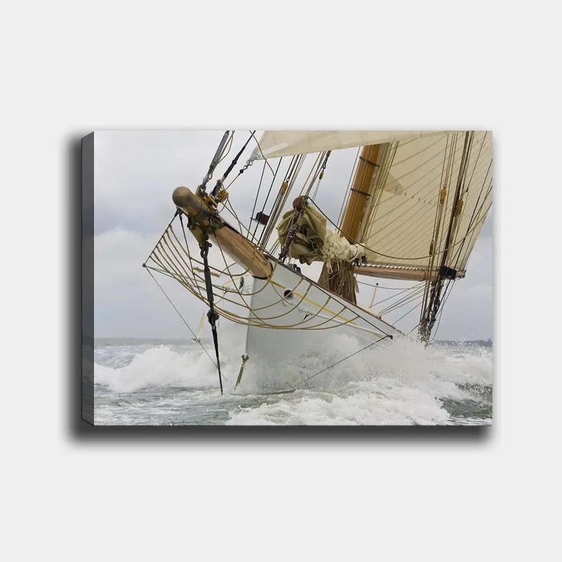 Lerretsbilde 70x100 cm - Seilbåt som navigerer kraftfullt gjennom bølgene, Hvit / Beige / Brun