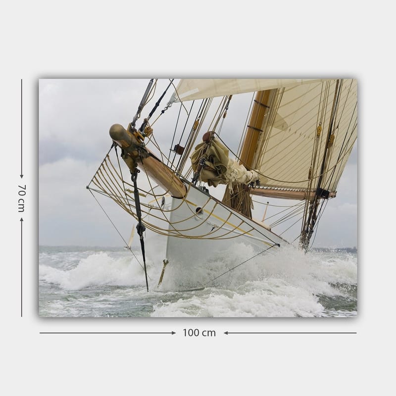 Lerretsbilde 70x100 cm - Seilbåt som navigerer kraftfullt gjennom bølgene - Hvit / Beige / Brun - Innredning - Bilder & kunst - Lerretsbilder