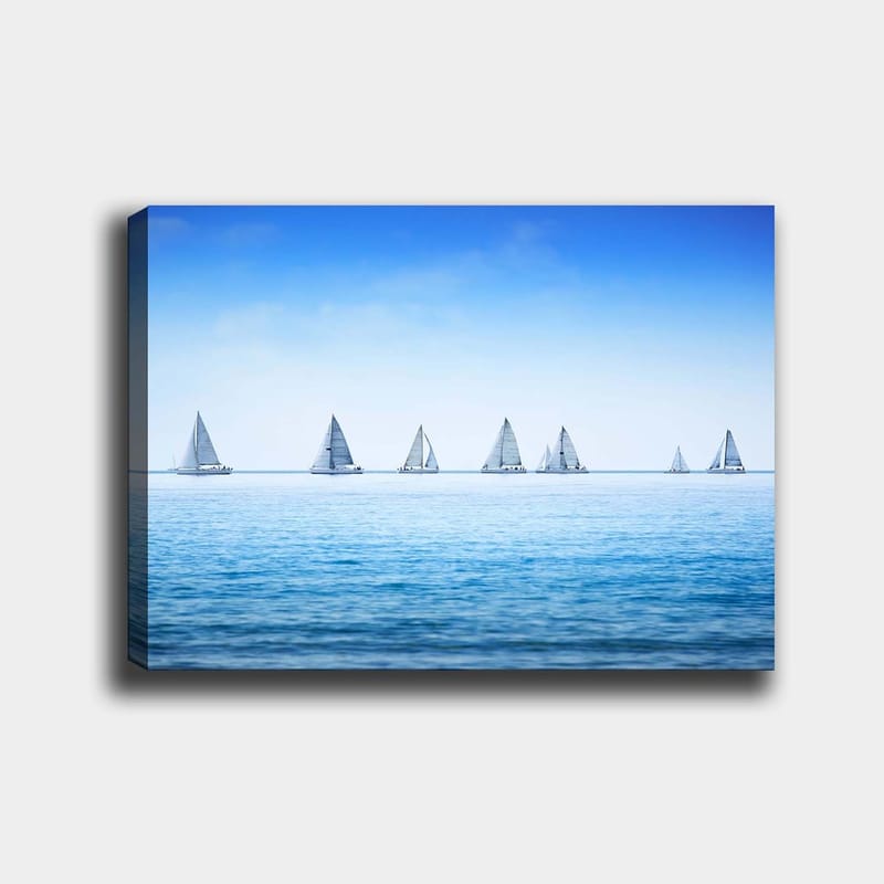 Lerretsbilde 70x100 cm - Seilbåter som glir over en rolig innsjø under en klar blå himmel, Blå / Hvit