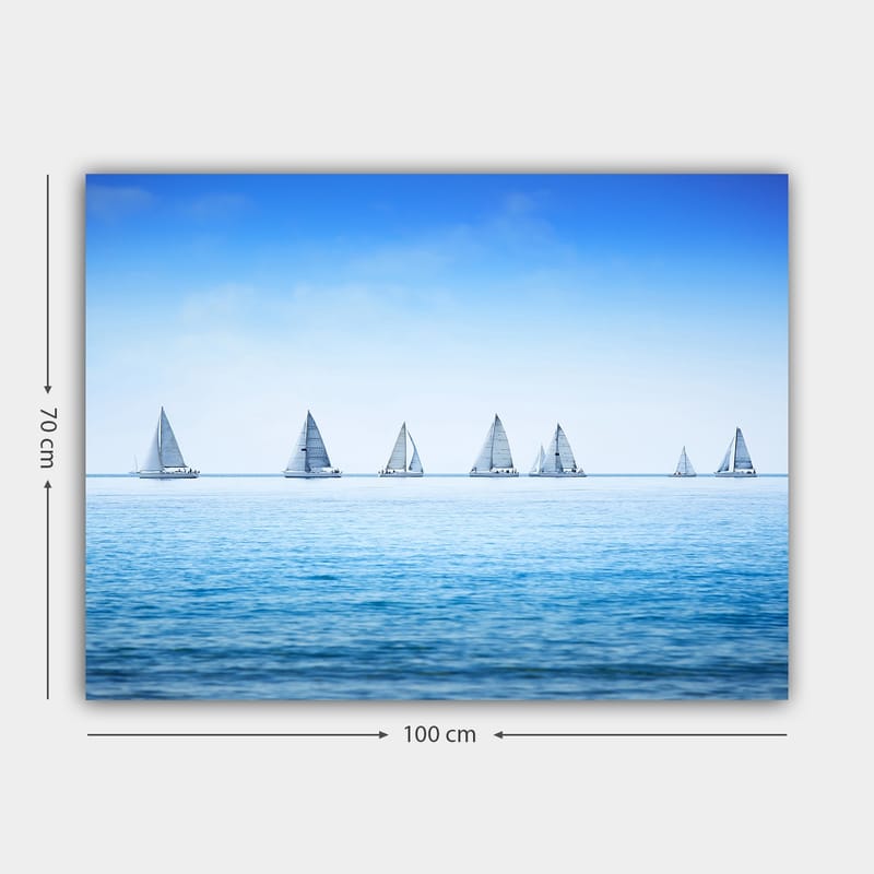 Lerretsbilde 70x100 cm - Seilbåter som glir over en rolig innsjø under en klar blå himmel - Blå / Hvit - Innredning - Bilder & kunst - Lerretsbilder