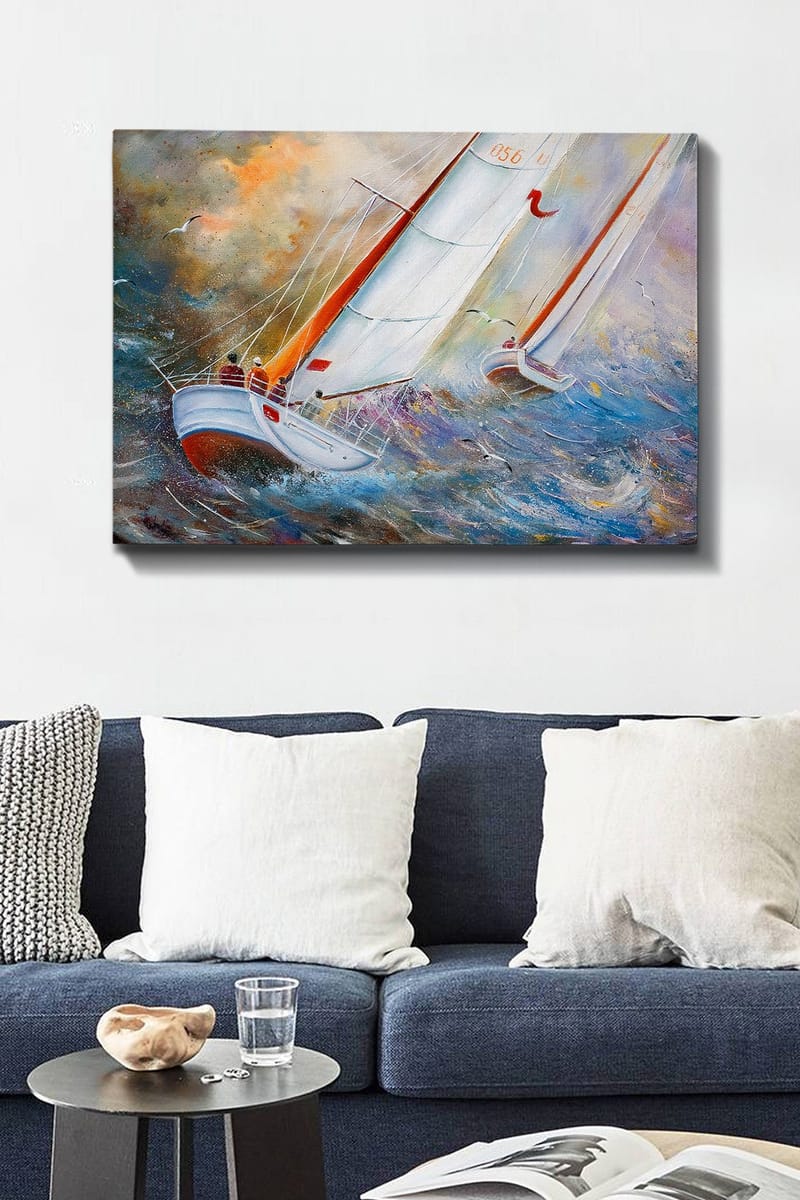 Lerretsbilde 70x100 cm - Seilbåter som navigerer gjennom kraftige bølger i et dramatisk havmiljø - Hvit / Oransje / Blå - Innredning - Bilder & kunst - Lerretsbilder