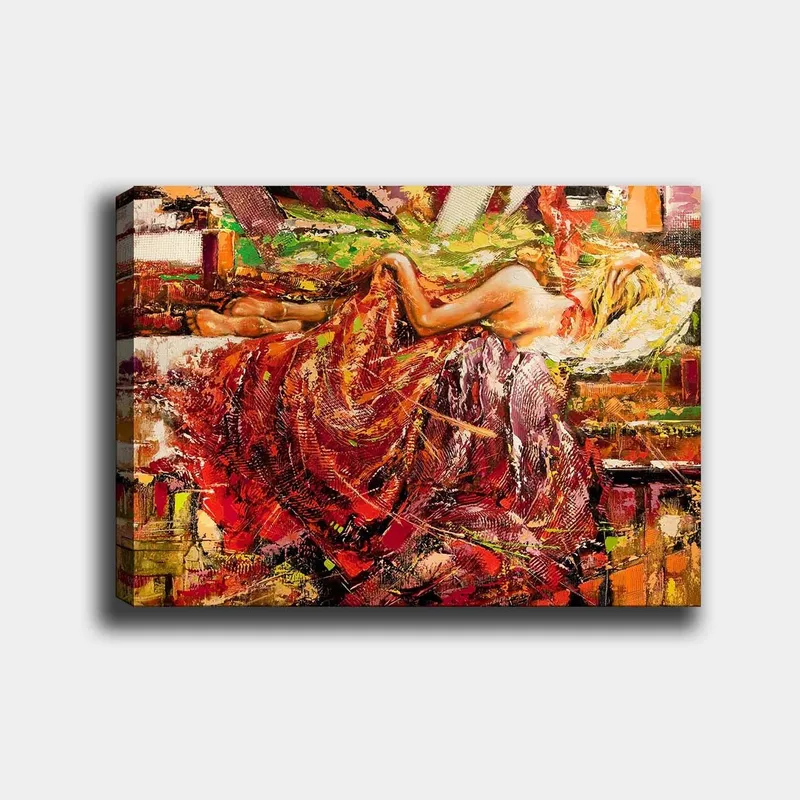 Lerretsbilde 70x100 cm - Sensuell kvinne som hviler i en drapert kjole i rød og oransje farge, Rød / Oransje / Gul