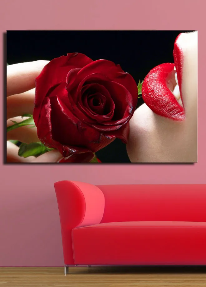 Lerretsbilde 70x100 cm - Sensuell nærbilde av en rose holdt tett inntil en leppe med rød leppestift - Rød / Grønn - Innredning - Bilder & kunst - Lerretsbilder