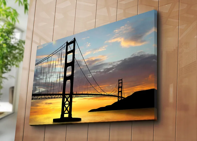 Lerretsbilde 70x100 cm - Silhuett av en bro mot en fargerik solnedgang - Oransje / Svart / Blå - Innredning - Bilder & kunst - Lerretsbilder