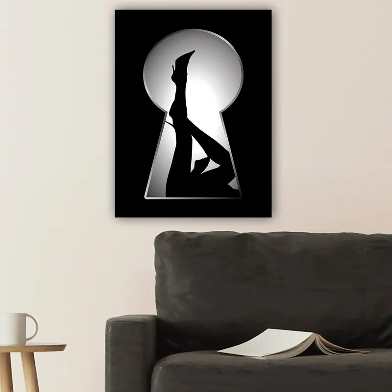 Lerretsbilde 70x100 cm - Silhuett av en kvinne i høye hæler gjennom et nøkkelhull - Svart / Hvit - Innredning - Bilder & kunst - Lerretsbilder