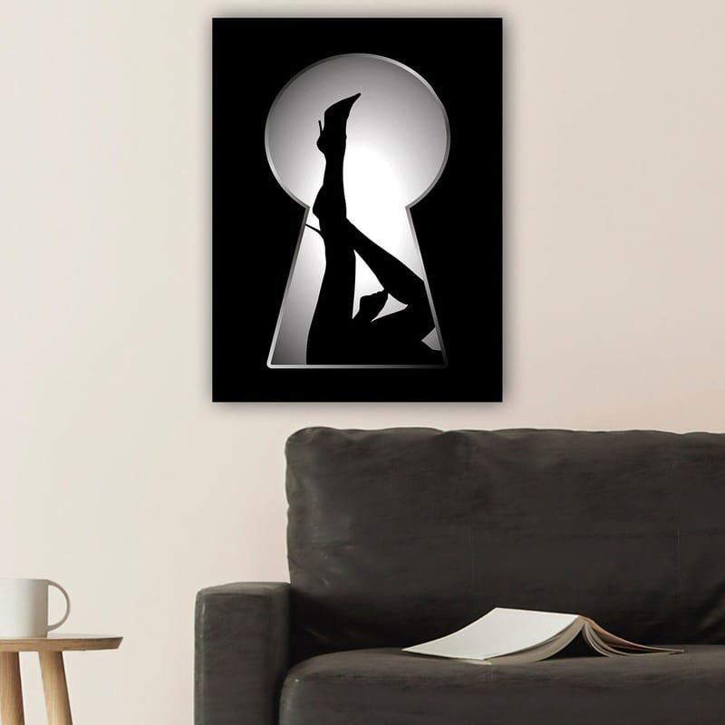 Lerretsbilde 70x100 cm - Silhuett av en kvinne i høye hæler gjennom et nøkkelhull - Svart / Hvit - Innredning - Bilder & kunst - Lerretsbilder