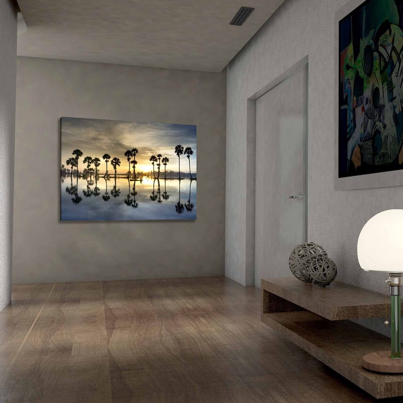 Lerretsbilde 70x100 cm - Silhuetter av palmer ved en speilblank innsjø i solnedgang - Gull / Blå / Svart - Innredning - Bilder & kunst - Lerretsbilder