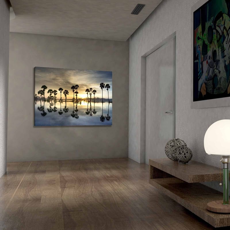 Lerretsbilde 70x100 cm - Silhuetter av palmer ved en speilblank innsjø i solnedgang - Gull / Blå / Svart - Innredning - Bilder & kunst - Lerretsbilder