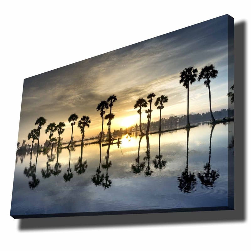 Lerretsbilde 70x100 cm - Silhuetter av palmer ved en speilblank innsjø i solnedgang, Gull / Blå / Svart