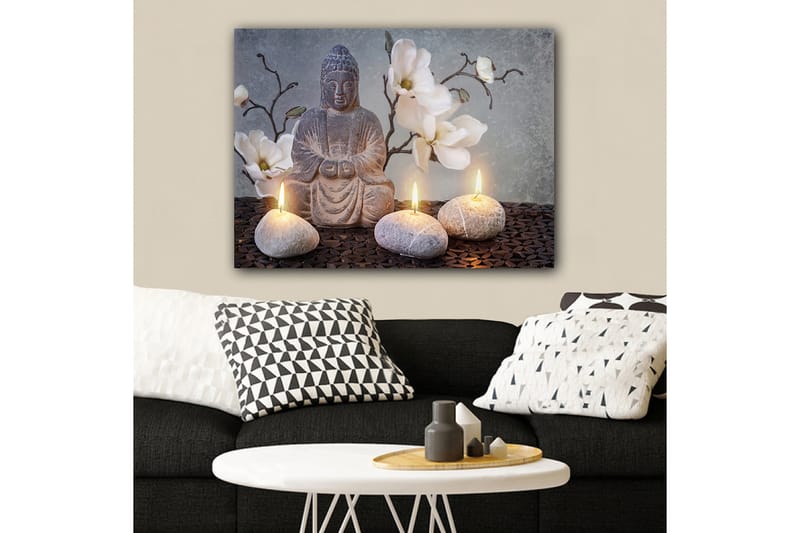Lerretsbilde 70x100 cm - Sittende Buddha omgitt av blomster og steiner med tente lys - Grå / Hvit / Beige - Innredning - Bilder & kunst - Lerretsbilder
