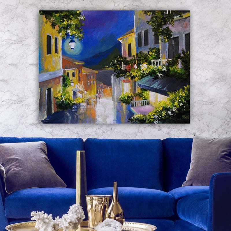 Lerretsbilde 70x100 cm - Sjarmerende smug med fargerike hus og en måne som skinner over landskapet - Gul / Blå / Grønn - Innredning - Bilder & kunst - Lerretsbilder