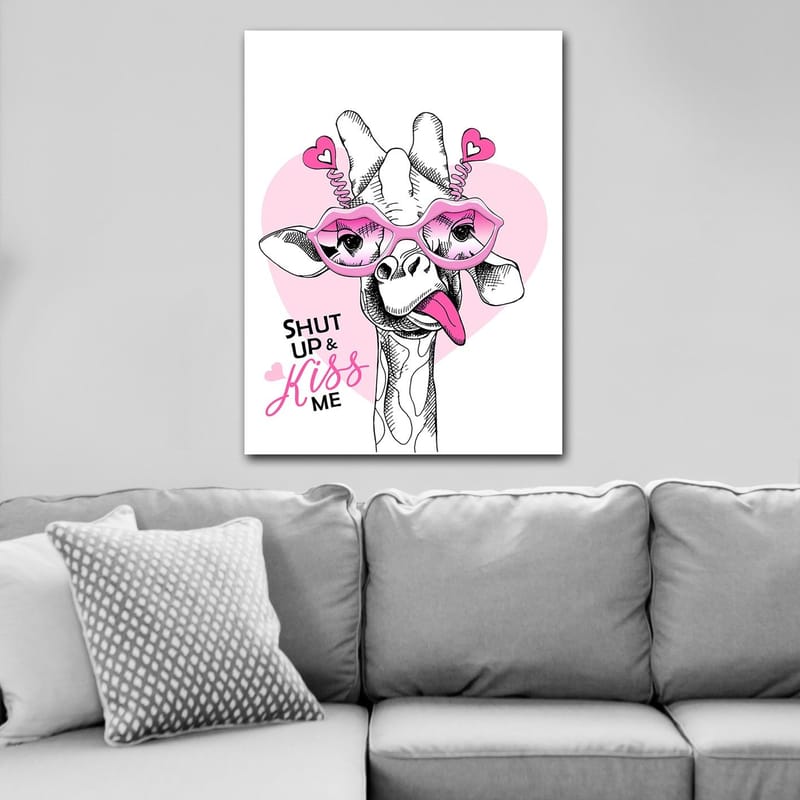 Lerretsbilde 70x100 cm - Sjiraff med store rosa briller og en leken holdning - Rosa / Svart / Hvit - Innredning - Bilder & kunst - Lerretsbilder