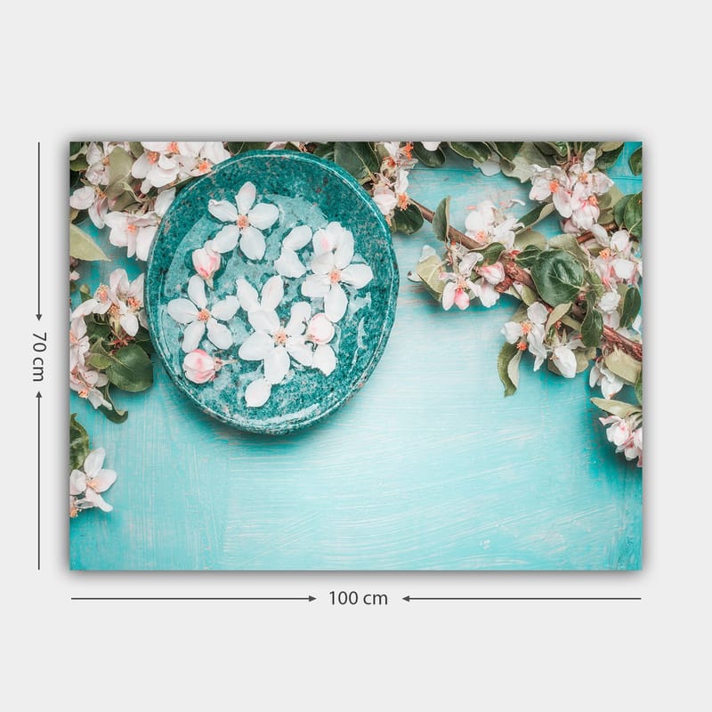 Lerretsbilde 70x100 cm - Skål med blomster omgitt av frodige grønne kvister og blomster på en lyseblå bakgrunn - Turkis / Hvit / Rosa - Innredning - Bilder & kunst - Lerretsbilder
