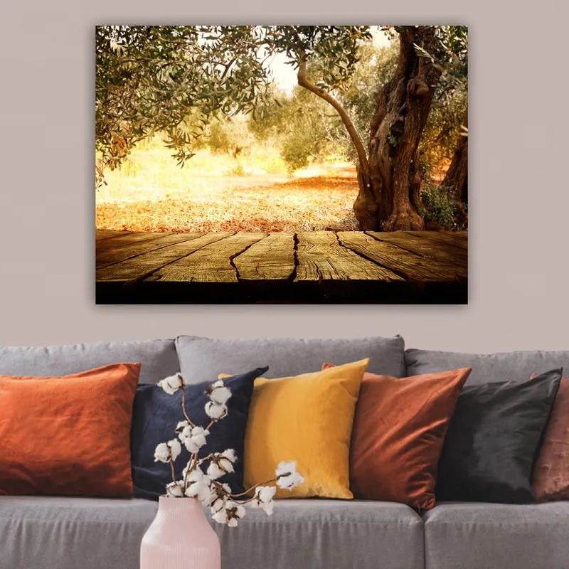 Lerretsbilde 70x100 cm - Solbelyst landskapsscene med oliventrær og en treoverflate i forgrunnen - Gull / Brun / Grønn - Innredning - Bilder & kunst - Lerretsbilder