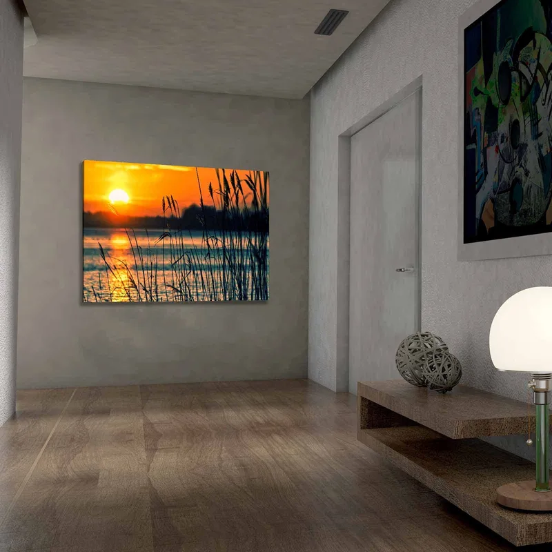 Lerretsbilde 70x100 cm - Solnedgang over en rolig vannflate med gress som svaier i vinden - Oransje / Blå / Svart - Innredning - Bilder & kunst - Lerretsbilder