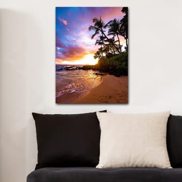 Lerretsbilde 70x100 cm - Solnedgang på stranden med palmer innrammet av fargerike skyer - Lilla / Oransje / Grønn - Innredning - Bilder & kunst - Lerretsbilder