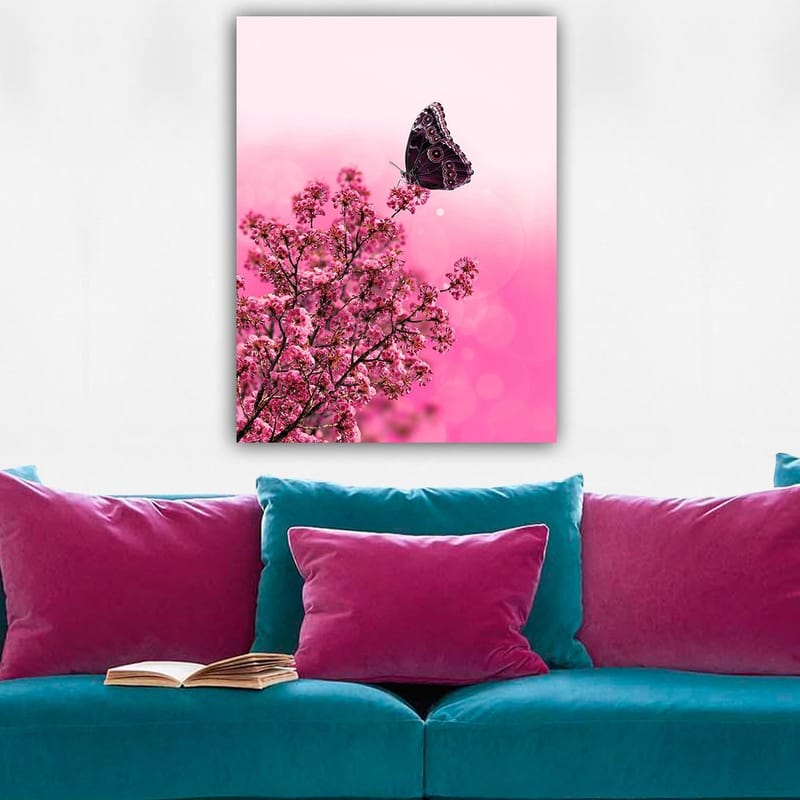 Lerretsbilde 70x100 cm - Sommerfugl som sitter på en blomstrende gren med rosa blomster - Mørk rosa / Lys rosa / Svart - Innredning - Bilder & kunst - Lerretsbilder