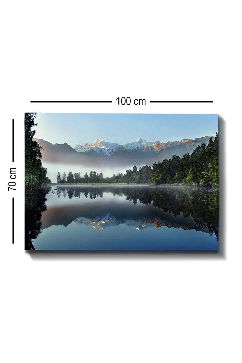 Lerretsbilde 70x100 cm - Speilbilde av majestetiske fjell speilet i en rolig innsjø omgitt av frodig skog - Blå / Grønn / Hvit - Innredning - Bilder & kunst - Lerretsbilder