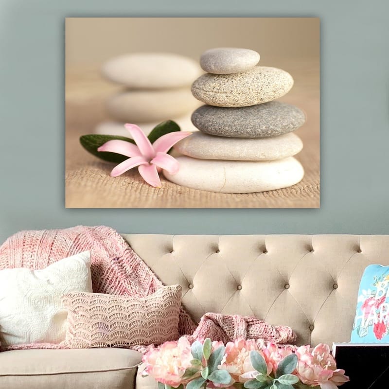 Lerretsbilde 70x100 cm - Steinpyramide med en rosa blomst som symboliserer balanse og harmoni - Grå / Beige / Rosa - Innredning - Bilder & kunst - Lerretsbilder