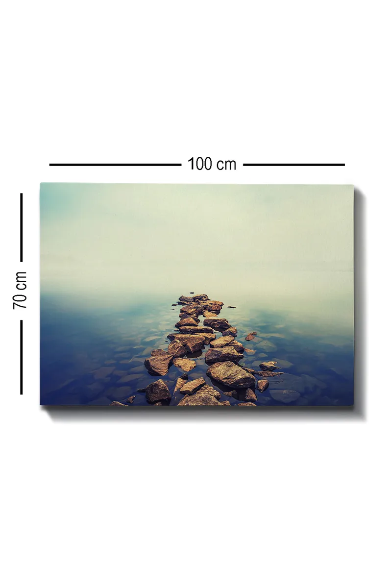 Lerretsbilde 70x100 cm - Steinsti som strekker seg over en stille vannflate - Grå / Blå / Beige - Innredning - Bilder & kunst - Lerretsbilder