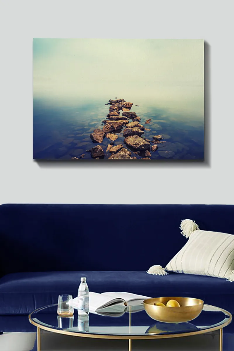 Lerretsbilde 70x100 cm - Steinsti som strekker seg over en stille vannflate - Grå / Blå / Beige - Innredning - Bilder & kunst - Lerretsbilder