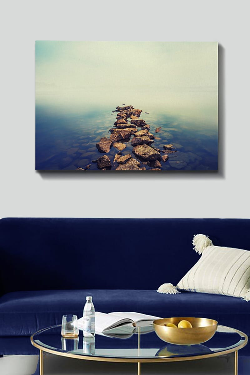 Lerretsbilde 70x100 cm - Steinsti som strekker seg over en stille vannflate - Grå / Blå / Beige - Innredning - Bilder & kunst - Lerretsbilder